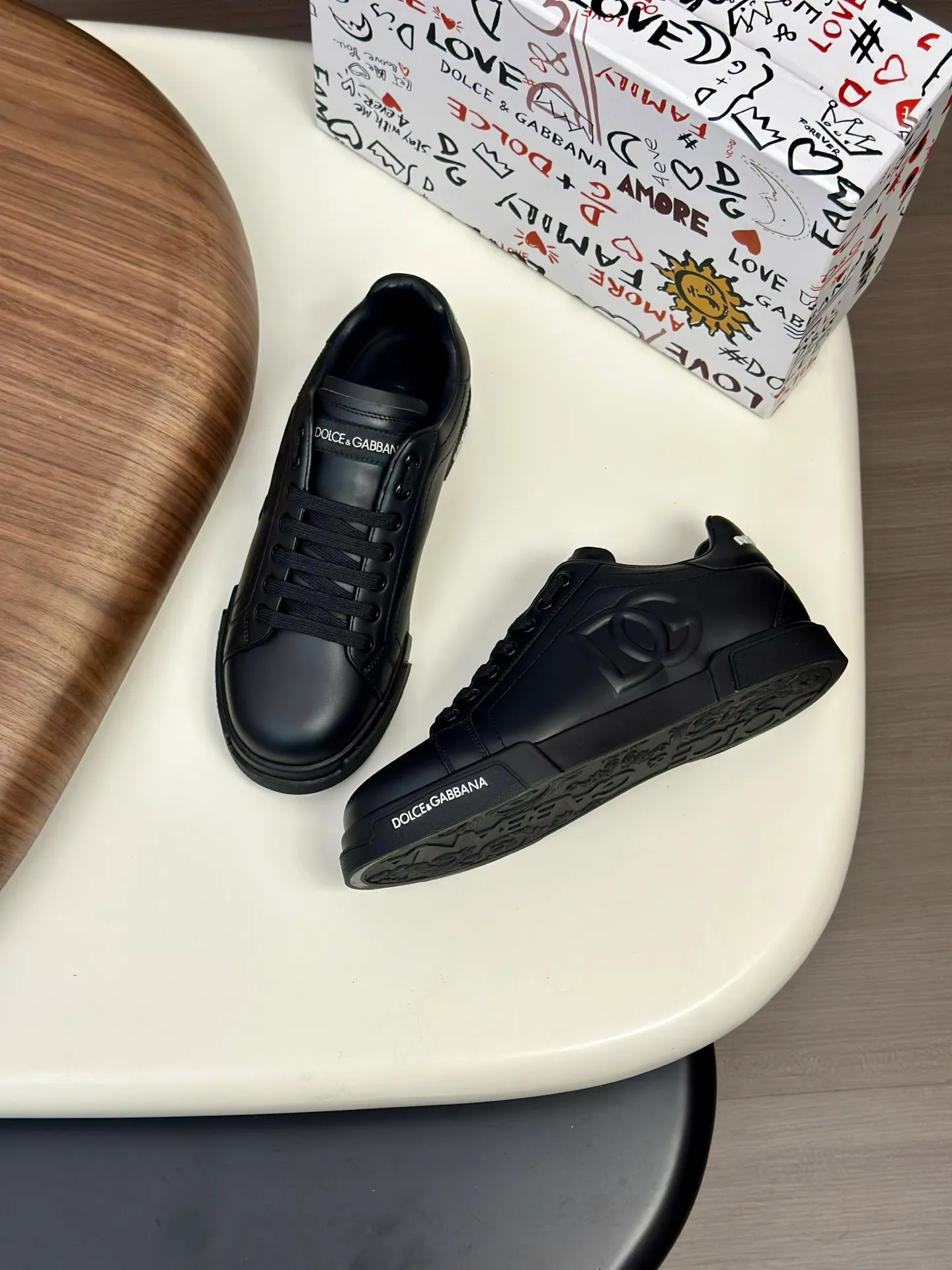 New product 💰800 DG Dolce & Gabbana men's shoes 💰ortofino calfskin sneakers ♞size; 39~44 (customized 38.45.46) Iconic men's shoes 💰ortofino series of sneakers, classic and timeless style, now presented with fashionable details. The calfskin engraved DG logo is a subtle finishing touch. Men's shoes💰ortofino calfskin sneakers: